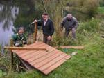 Werkzaamheden aan de vlonders in de Voorburgse Kolk